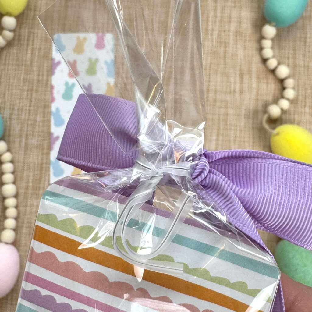 Pre tied bow with easy to use twist tie for Easter Cookies